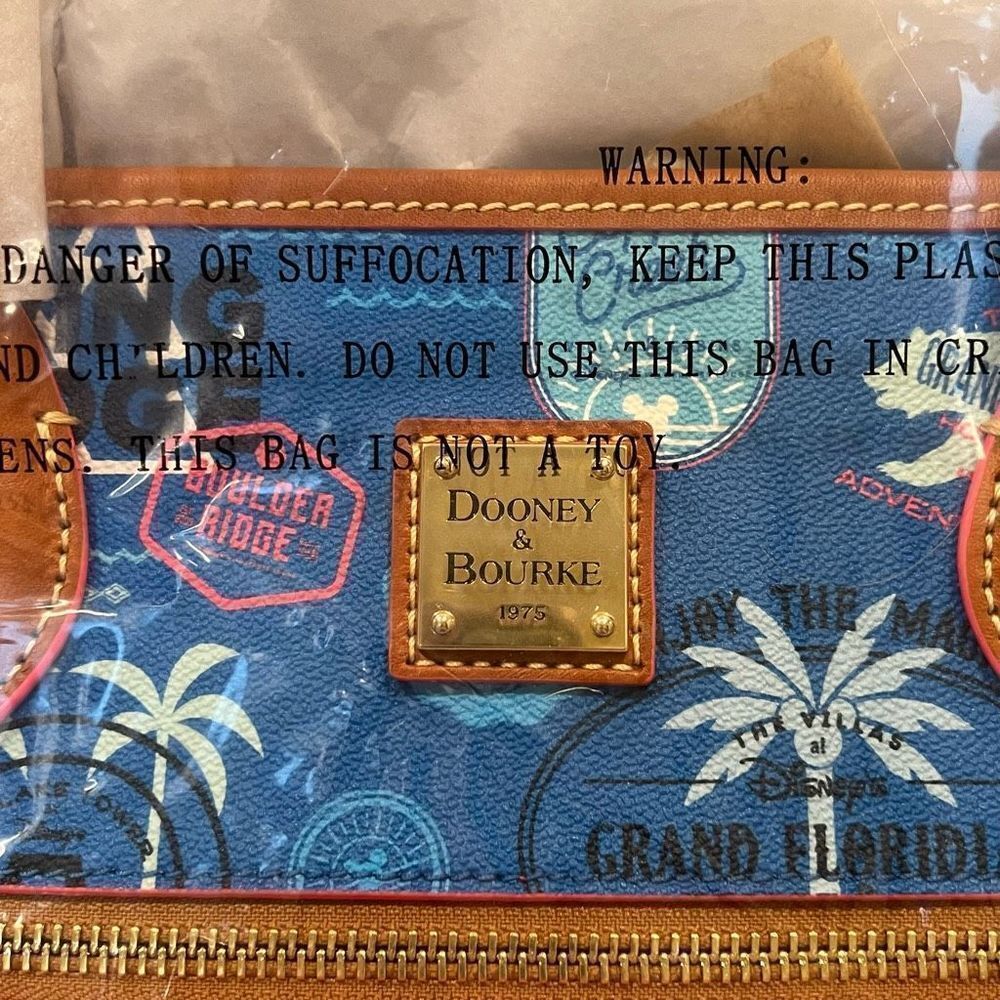 Dooney & Bourke Disney Vacation Club Tote Bag Disney Resorts Hotels NWT - Picture 6 of 8